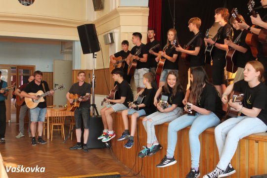 Foto: Děti z kroužků kytary hrají na koncertě Marien